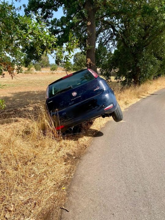 Auto finita fuori strada, prima del recupero