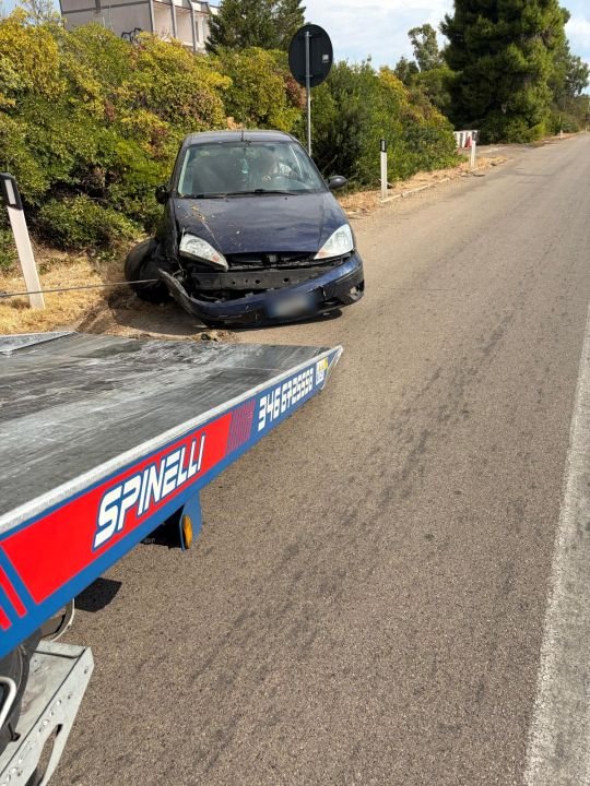 Auto uscita di strada, accanto al pianale del carro attrezzi Spinelli