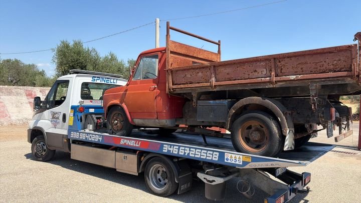 Vecchio autocarro con cassone ribaltabile sul carro attrezzi Spinelli