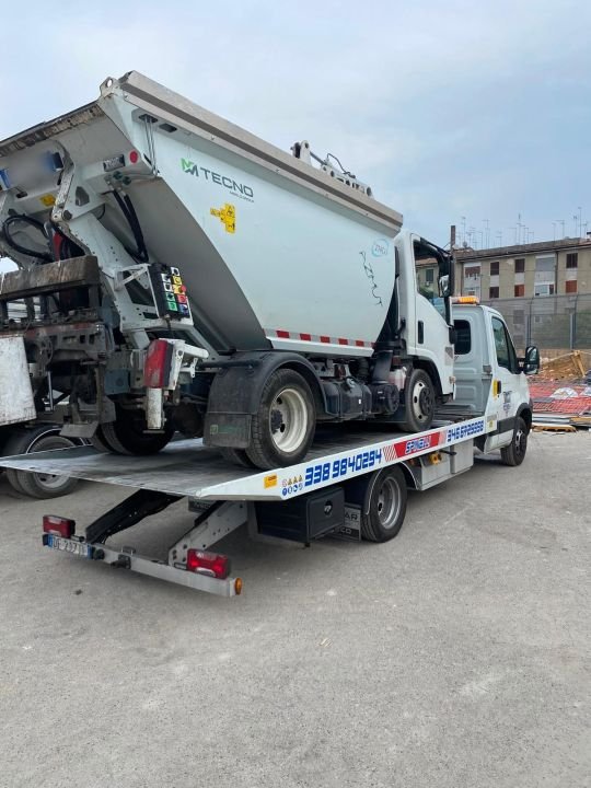 Autocarro compattatore trasportato con il carro attrezzi Spinelli