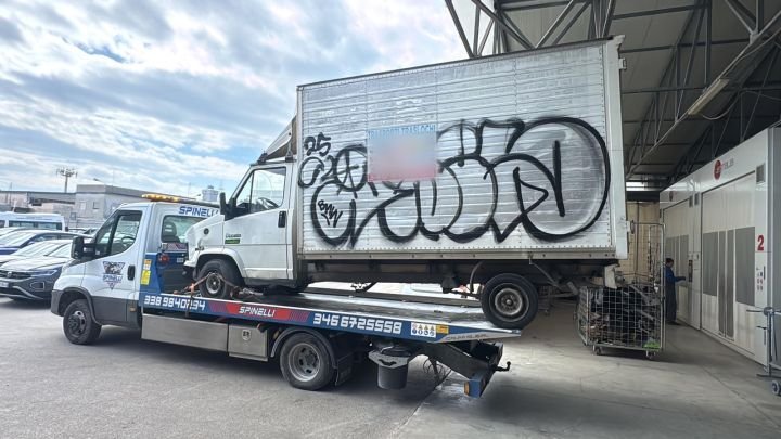 Autocarro furgonato trasportato con il carro attrezzi Spinelli
