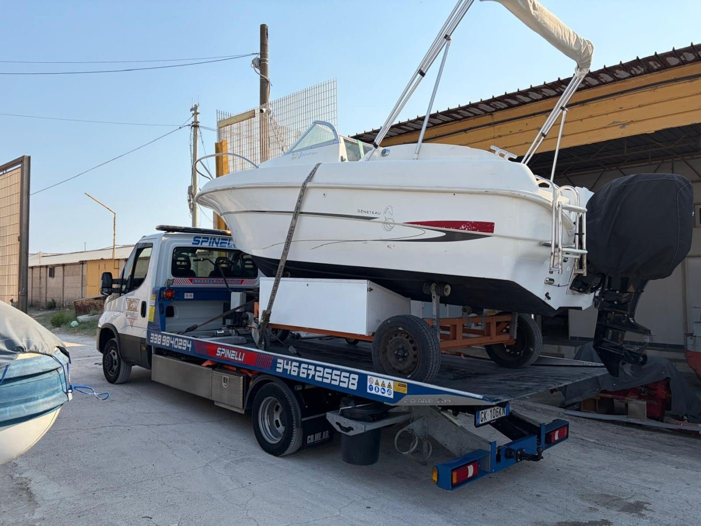 Barca sul suo carrello, trasportata con il carro attrezzi Spinelli