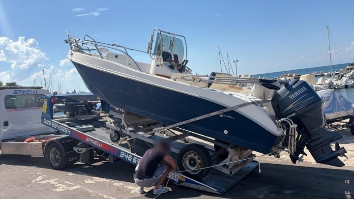 Carico di una barca sul carro attrezzi Spinelli in un porto turistico
