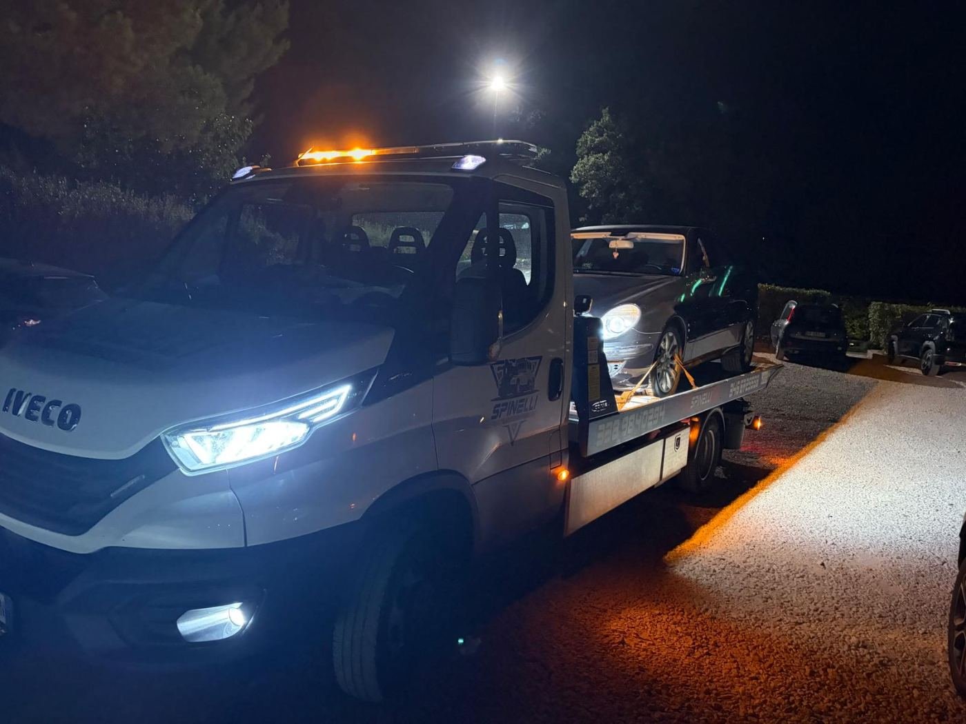 Intervento di notte: auto sportiva sul carro attrezzi Spinelli