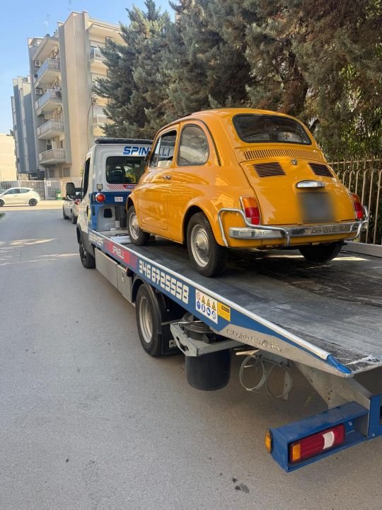 Fiat 500 d'epoca sul pianale del carro attrezzi Spinelli