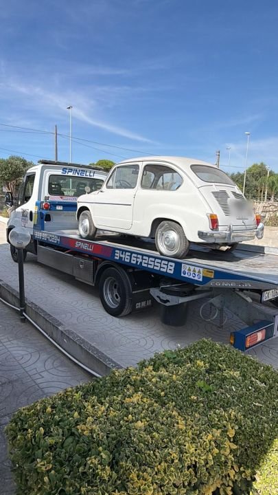 Fiat 600 d'epoca trasportata con il carro attrezzi Spinelli