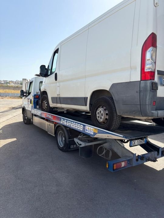 Furgone sul pianale del carro attrezzi Spinelli